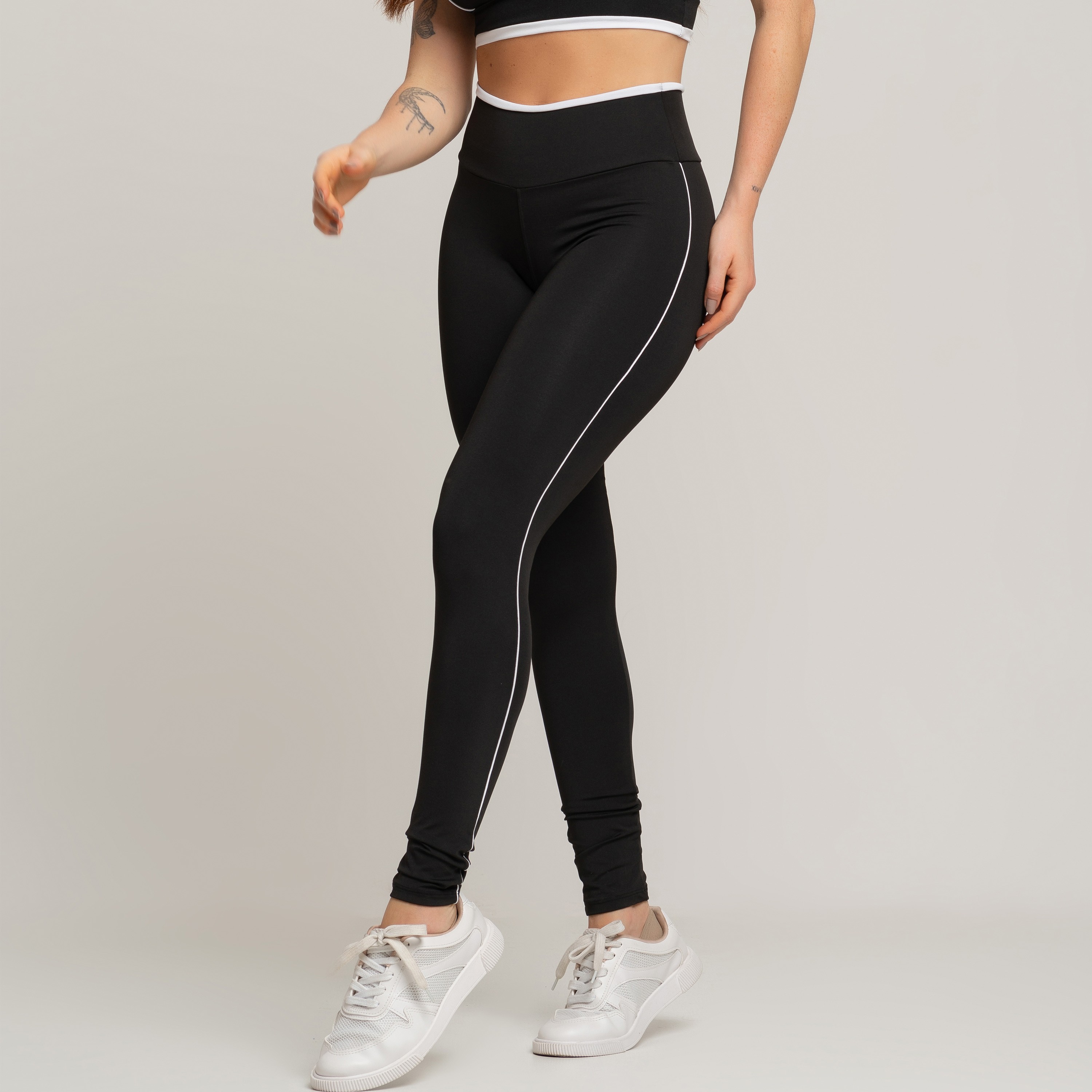 Calça Legging Fitness Básica Com Detalhe Em Vivo Preto Branco