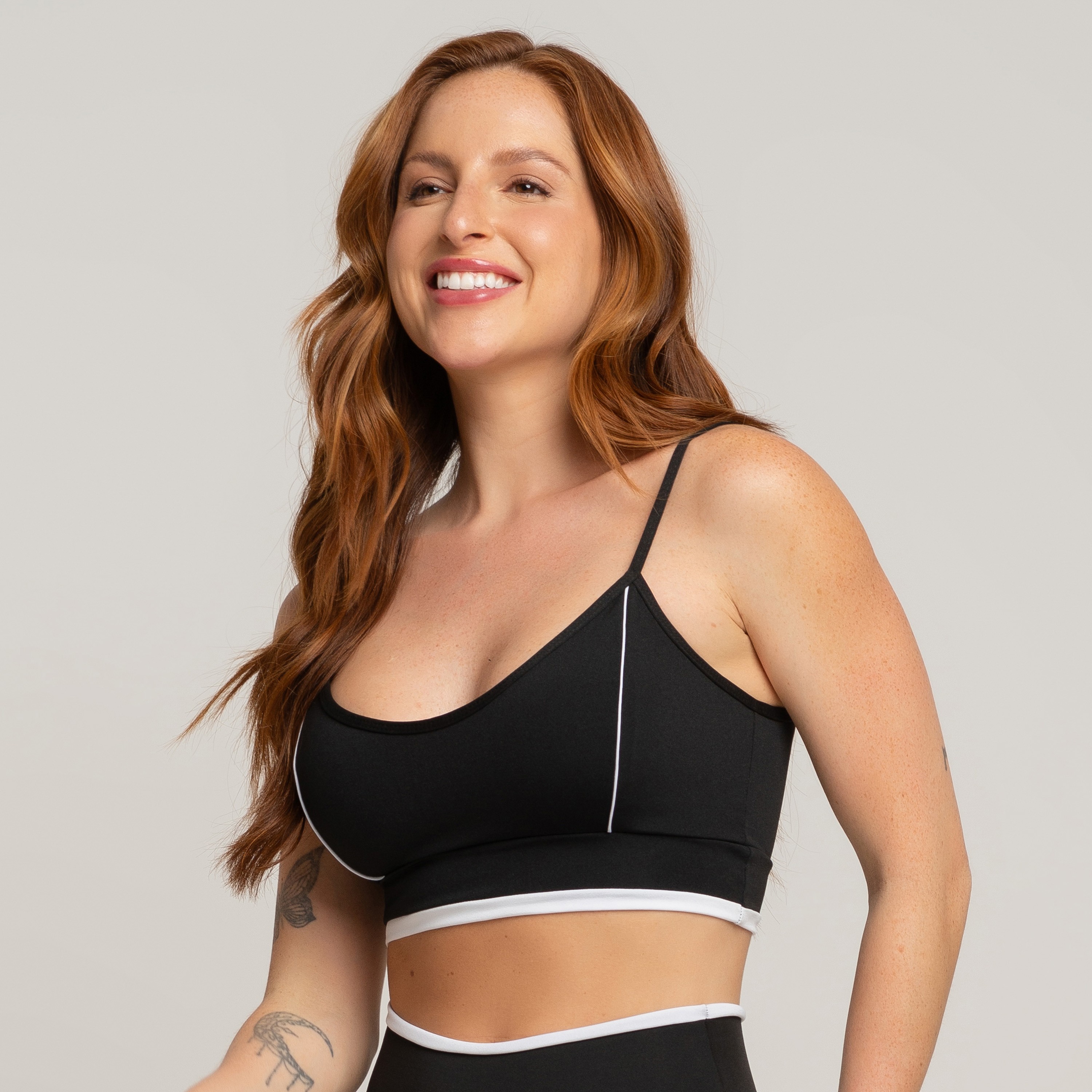 Top Fitness Básico Com Detalhe Em Vivo Preto Branco
