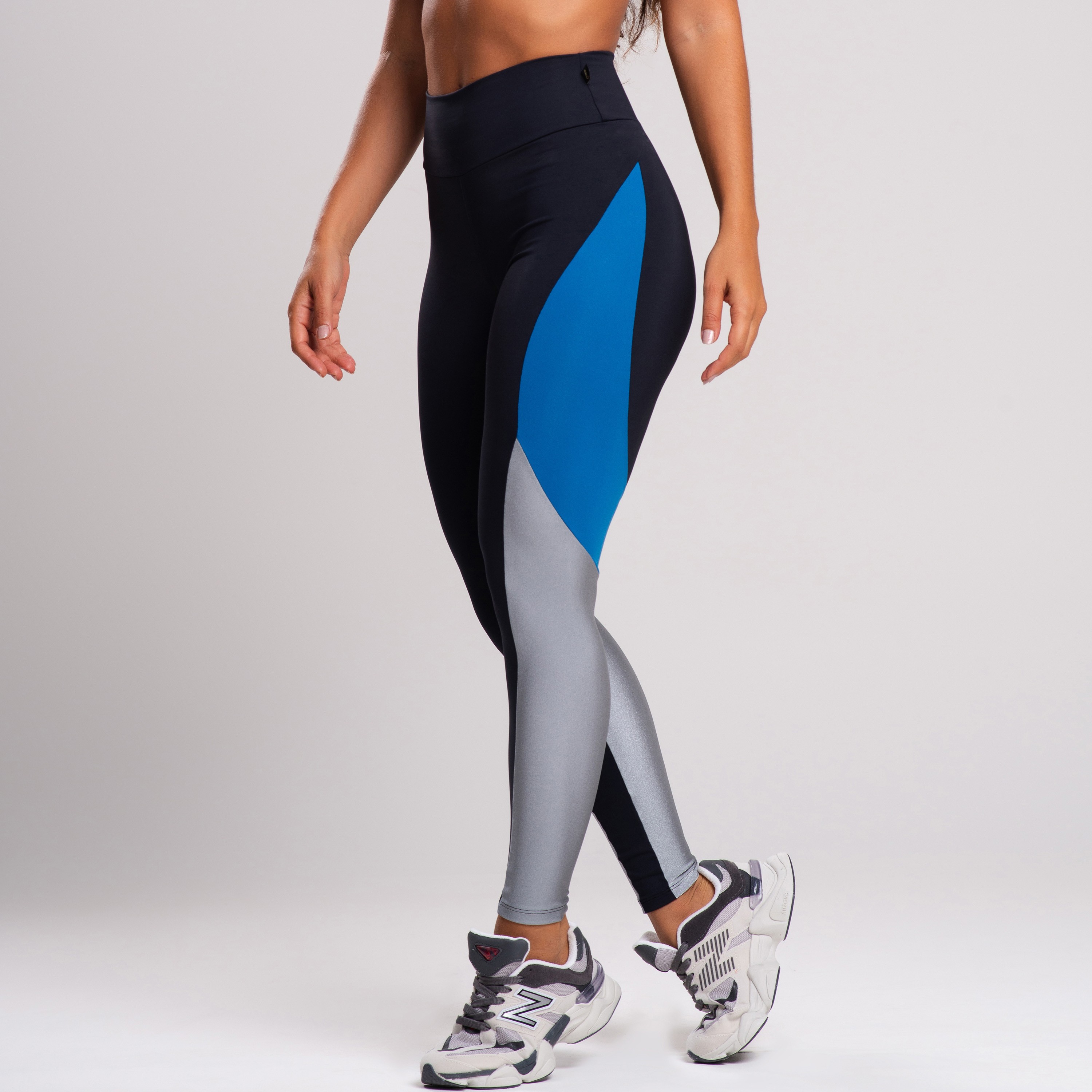 Calça Legging Com Recortes Em Cores