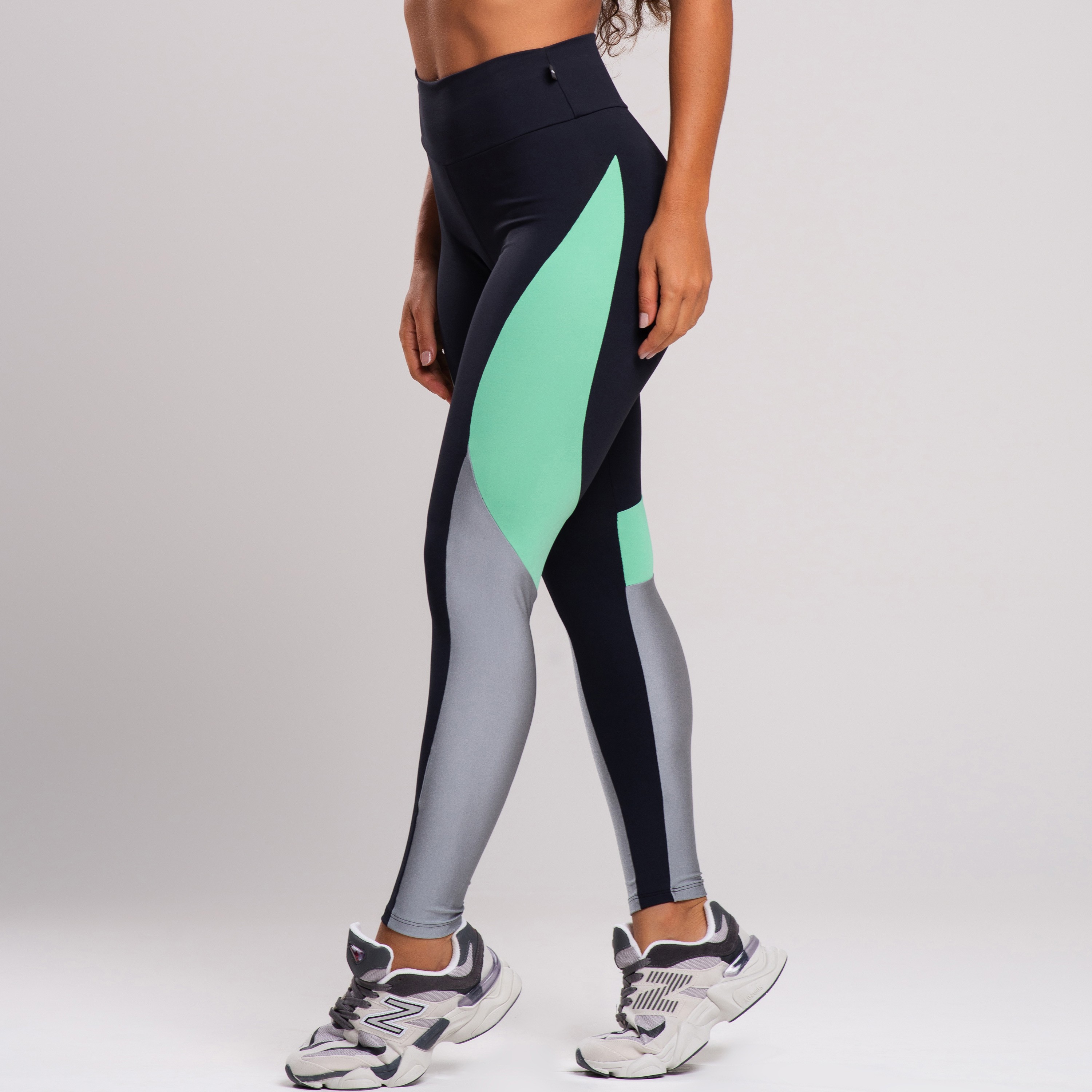 Calça Legging Com Recortes Em Cores