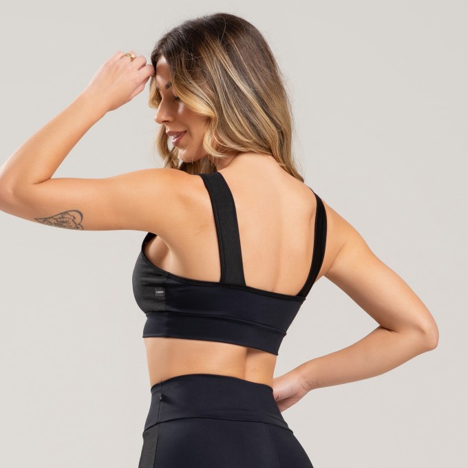 Top Feminino Fitness Preto com Recortes em Tecido Brilhoso