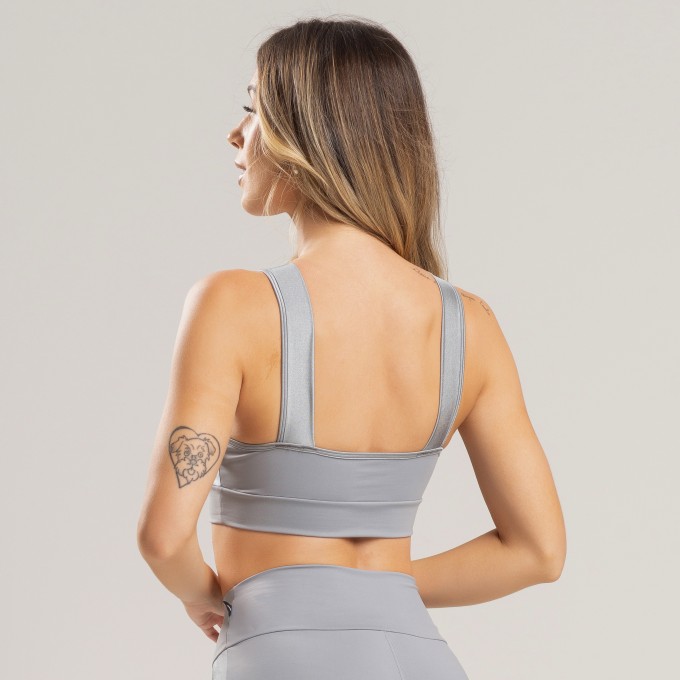Top Feminino Fitness Cinza com Recortes em Tecido Brilhoso