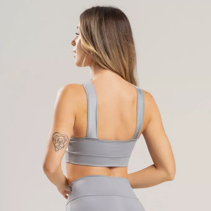 Top Feminino Fitness Cinza com Recortes em Tecido Brilhoso