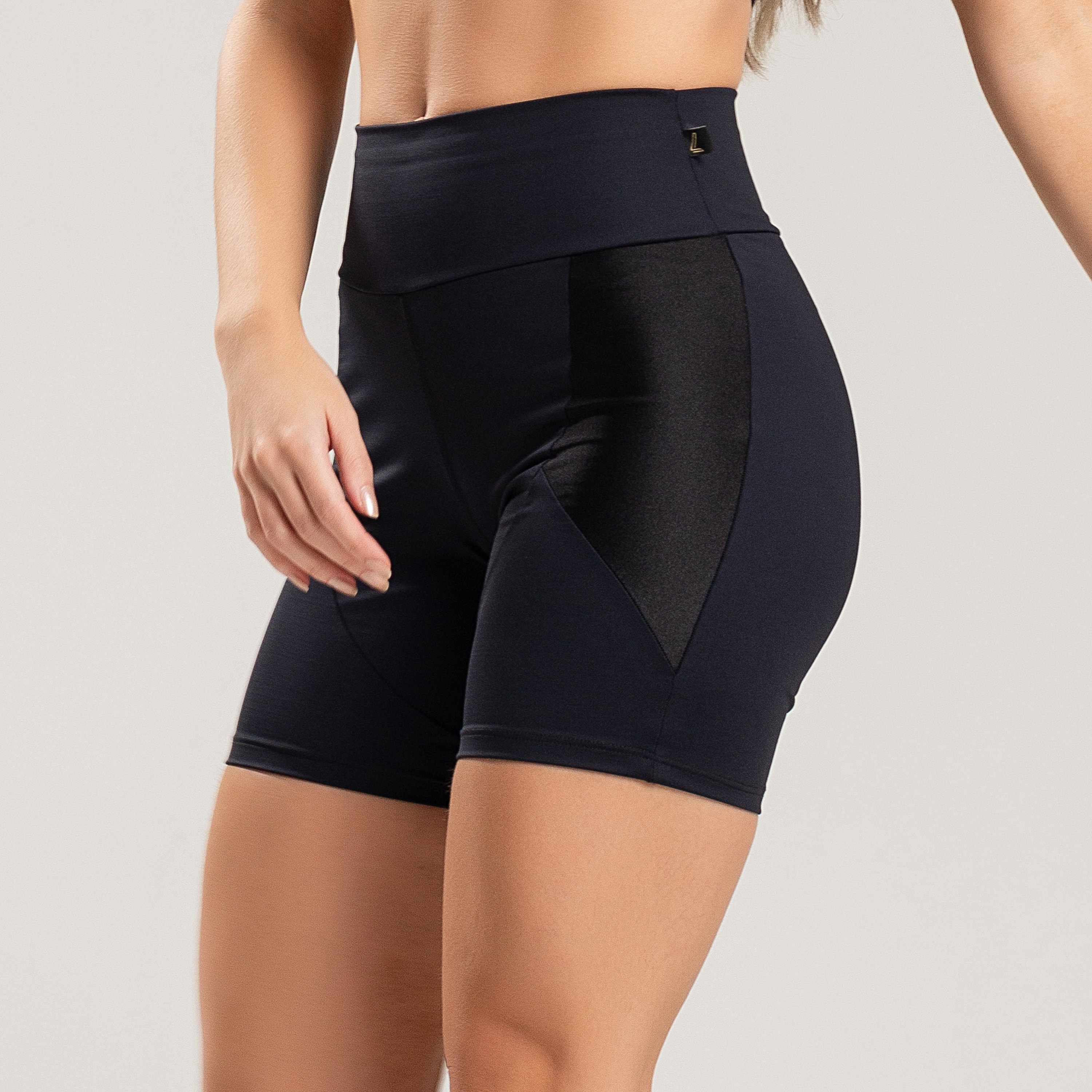 Short Feminino Fitness Preto com Recortes em Tecido Brilhoso