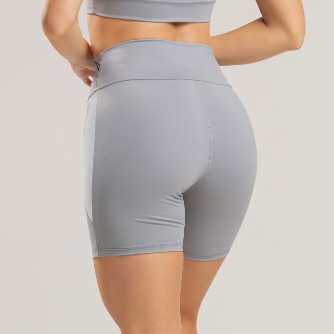 Short Feminino Fitness Cinza com Recortes em Tecido Brilhoso