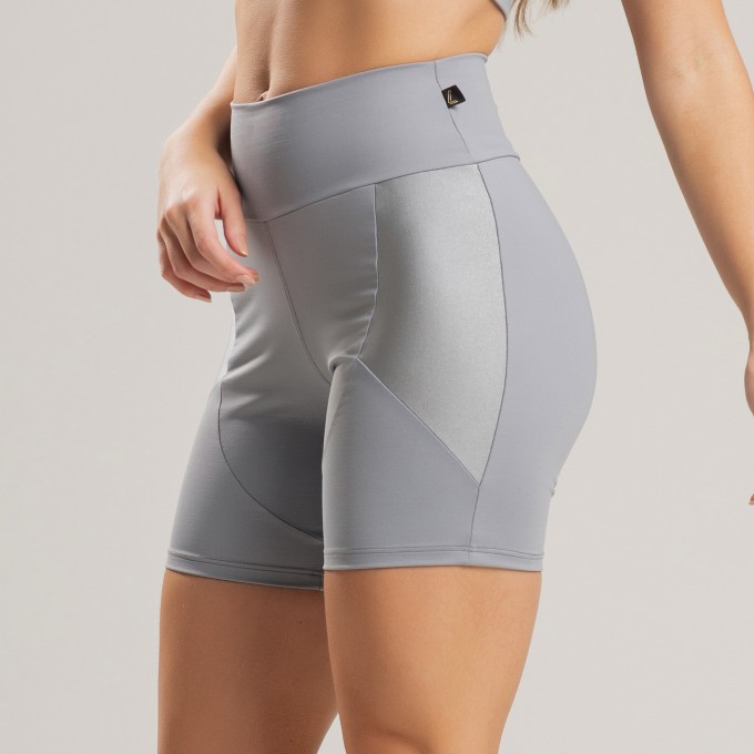 Short Feminino Fitness Cinza com Recortes em Tecido Brilhoso