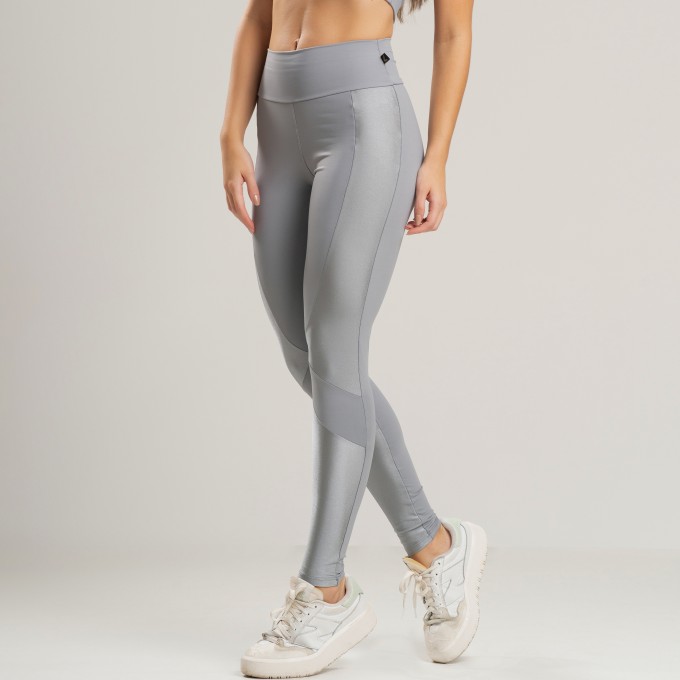 Legging Fitness Cinza com Recortes em Tecido Brilhoso