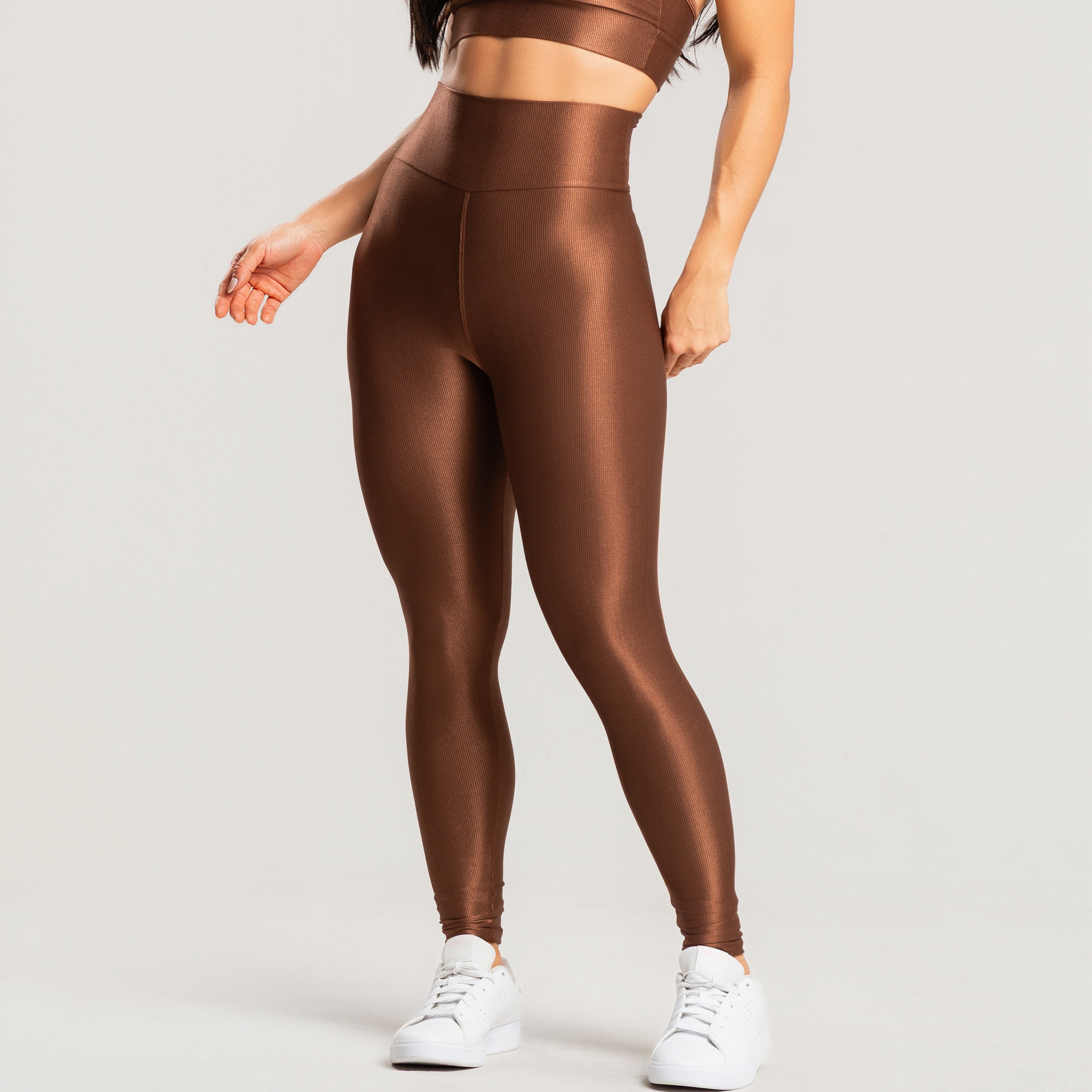 Calça legging feminina canelada cintura alta com brilho marrom